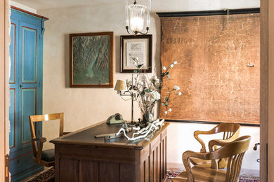 ミラノにあるエクレクティックスタイルのおしゃれなホームオフィス・書斎の写真