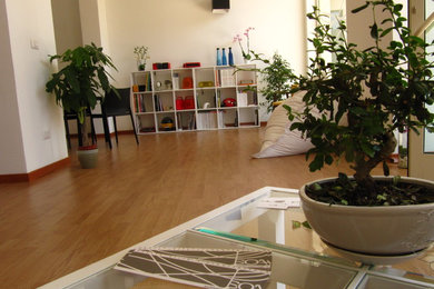 Immagine di un ufficio design con pareti bianche e pavimento in legno massello medio