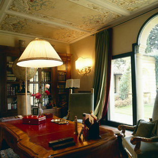 Idées déco pour un bureau de taille moyenne et de type studio avec un mur beige, un bureau indépendant et un sol en brique.
