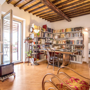 Inspiration för mellanstora eklektiska arbetsrum, med vita väggar, mellanmörkt trägolv, ett fristående skrivbord, ett bibliotek och brunt golv