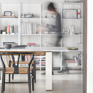 Esempio di uno studio design con pareti bianche, scrivania autoportante e pavimento bianco