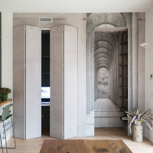 Esempio di un grande ufficio contemporaneo con pareti multicolore, parquet chiaro, scrivania incassata e pavimento beige