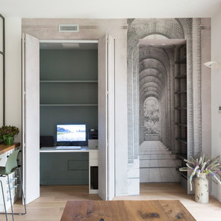 Immagine di un grande ufficio minimal con pareti multicolore, parquet chiaro, scrivania incassata e pavimento beige