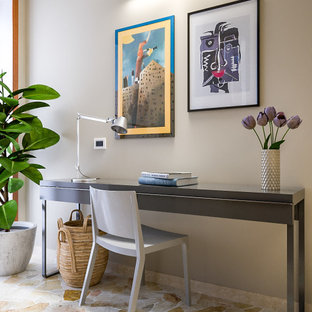 Exemple d'un bureau tendance de taille moyenne avec un mur beige, un sol en marbre, un bureau indépendant et un sol multicolore.