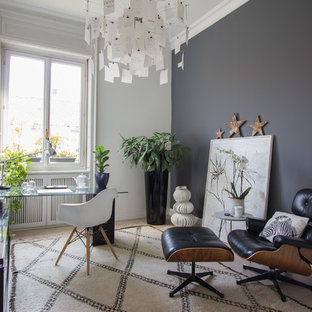 Immagine di un atelier nordico con scrivania autoportante, pareti bianche, pavimento in laminato e pavimento beige