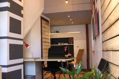 Foto di un piccolo ufficio industriale con pareti bianche, parquet scuro, scrivania autoportante e pavimento marrone