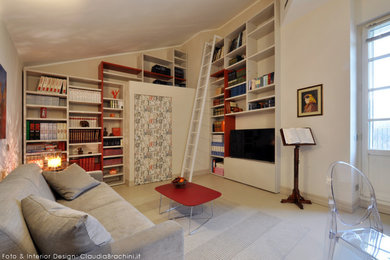 Immagine di uno studio minimalista di medie dimensioni con libreria, pareti beige, parquet chiaro e pavimento beige