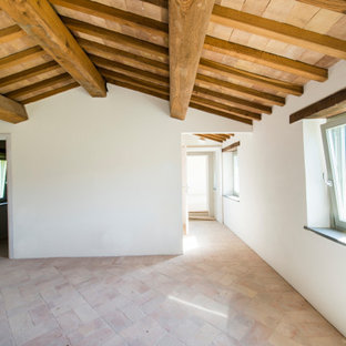 Inspiration pour un petit bureau rustique de type studio avec un mur blanc, un sol en brique, un sol multicolore, un plafond en poutres apparentes et du lambris.