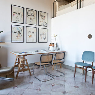 Mittelgroßes Mid-Century Arbeitszimmer mit Studio, weißer Wandfarbe, Marmorboden und freistehendem Schreibtisch in Mailand
