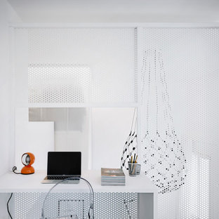 Immagine di un piccolo studio minimal con pavimento blu, pareti bianche e scrivania incassata