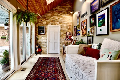 Diseño de galería bohemia de tamaño medio con suelo de baldosas de porcelana, techo con claraboya y suelo beige