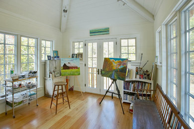 Foto de galería de estilo americano con suelo de madera clara