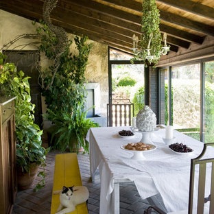 Esempio di una veranda shabby-chic style di medie dimensioni con pavimento in mattoni, soffitto classico e nessun camino