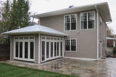 Пример оригинального дизайна: маленькая терраса в стиле кантри с стандартным потолком для на участке и в саду