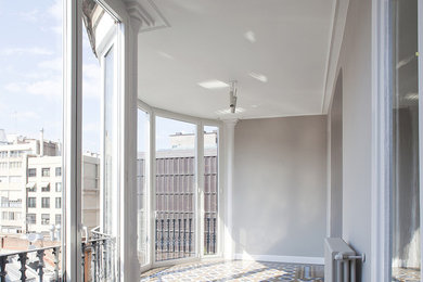 Diseño de galería clásica renovada de tamaño medio sin chimenea con suelo de baldosas de cerámica y techo estándar