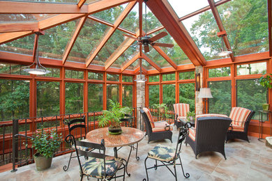 Esempio di una veranda chic di medie dimensioni con soffitto in vetro, pavimento in gres porcellanato, nessun camino e pavimento grigio