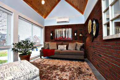 ルイビルにあるお手頃価格の中くらいなトラディショナルスタイルのおしゃれなサンルーム (スレートの床、標準型天井) の写真