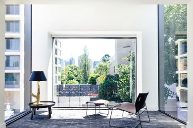 Immagine di una veranda contemporanea di medie dimensioni con pavimento con piastrelle in ceramica, soffitto classico e pavimento grigio