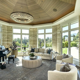 Foto di un'ampia veranda costiera con parquet scuro, soffitto classico e pavimento marrone