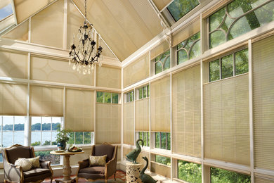 Пример оригинального дизайна: терраса в классическом стиле с полом из терракотовой плитки и стеклянным потолком