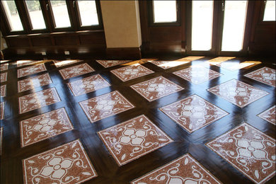 Diseño de galería tradicional de tamaño medio sin chimenea con suelo de madera oscura y suelo multicolor