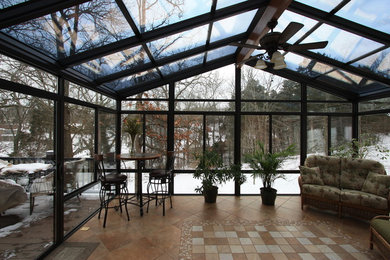 Foto de galería actual de tamaño medio con suelo de baldosas de cerámica y techo de vidrio