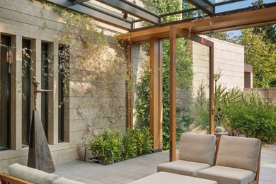 Idee per una veranda minimal di medie dimensioni con pavimento in cemento e soffitto in vetro