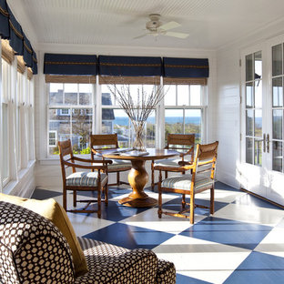 Idee per una grande veranda chic con pavimento in legno verniciato, soffitto classico e pavimento multicolore