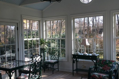 Idee per una grande veranda chic con parquet chiaro, nessun camino, soffitto classico e pavimento beige