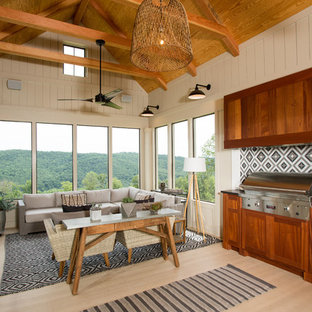 Esempio di una veranda country con parquet chiaro, nessun camino, soffitto classico e pavimento beige