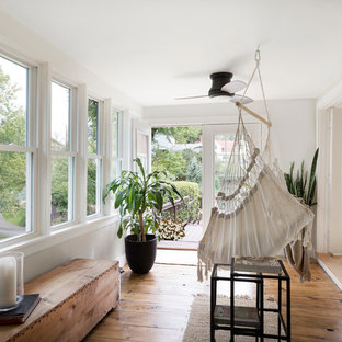 Idées déco pour une véranda exotique de taille moyenne avec un sol en bois foncé, aucune cheminée, un plafond standard et un sol marron.