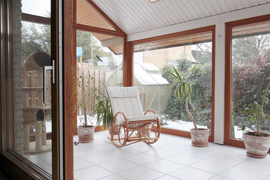 Esempio di una veranda rustica di medie dimensioni con pavimento con piastrelle in ceramica, soffitto classico e pavimento bianco