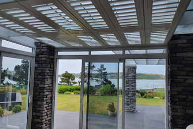 Imagen de galería minimalista con techo de vidrio