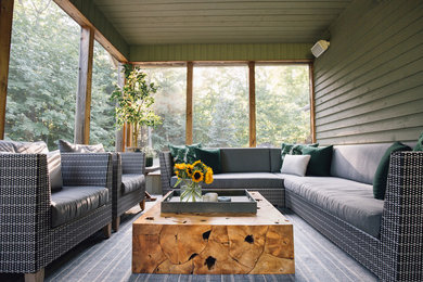 Foto di una veranda rustica di medie dimensioni con pavimento in legno massello medio e pavimento marrone
