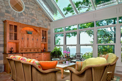 Foto di una veranda tradizionale con soffitto in vetro e pavimento in terracotta