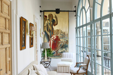 Diseño de galería mediterránea grande sin chimenea con techo estándar y suelo de travertino
