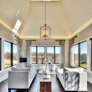 Idee per una veranda chic di medie dimensioni con parquet scuro e lucernario