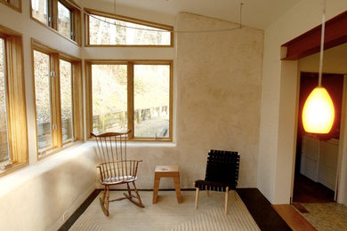 Diseño de galería contemporánea pequeña con suelo de cemento y techo estándar
