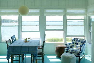ニューヨークにある高級な小さなビーチスタイルのおしゃれなサンルーム (塗装フローリング、暖炉なし、標準型天井、青い床) の写真