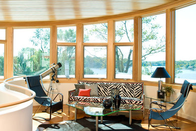 Ejemplo de galería contemporánea de tamaño medio con suelo de madera en tonos medios y techo estándar