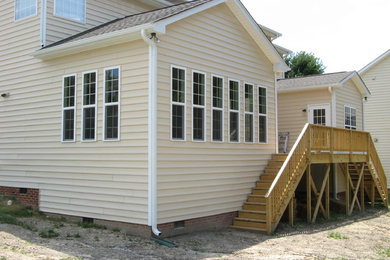 Ispirazione per un'ampia veranda classica con pavimento in legno massello medio, nessun camino, soffitto classico e pavimento marrone