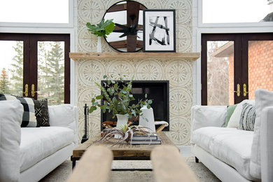 Imagen de salón campestre con suelo de baldosas de cerámica, marco de chimenea de baldosas y/o azulejos y suelo gris
