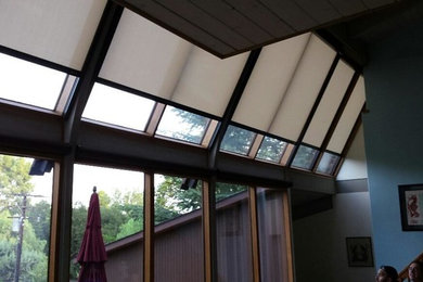 Imagen de galería de estilo americano de tamaño medio sin chimenea con techo con claraboya