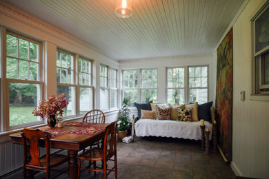 Foto de galería tradicional de tamaño medio con suelo de pizarra, techo estándar y suelo multicolor