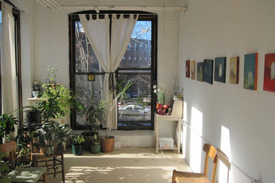 Foto de galería urbana grande sin chimenea con suelo de madera pintada y techo estándar