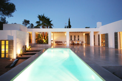 Diseño de casa de la piscina y piscina alargada contemporánea de tamaño medio rectangular en patio