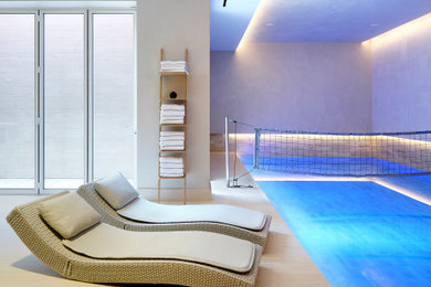 Diseño de piscinas y jacuzzis alargados contemporáneos grandes interiores y rectangulares