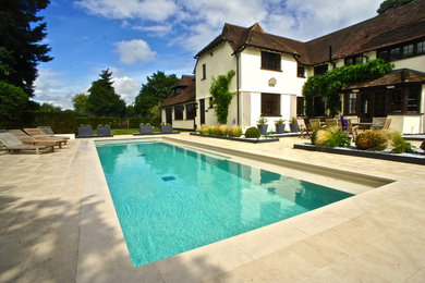 Idée de décoration pour une piscine design.