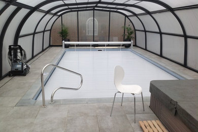 На фото: прямоугольный бассейн среднего размера на заднем дворе в современном стиле