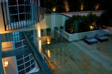This is an example of a contemporary swimming pool in London.